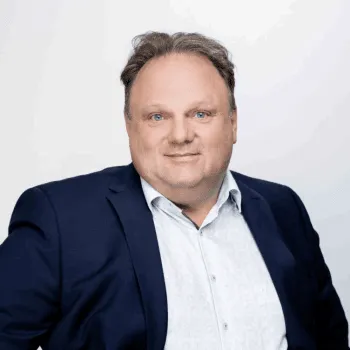 Porträt von Egon Kahr, Geschäftsführer der Pletzer Resorts Holding GmbH, in dunklem Sakko und hellem Hemd vor neutralem Hintergrund.